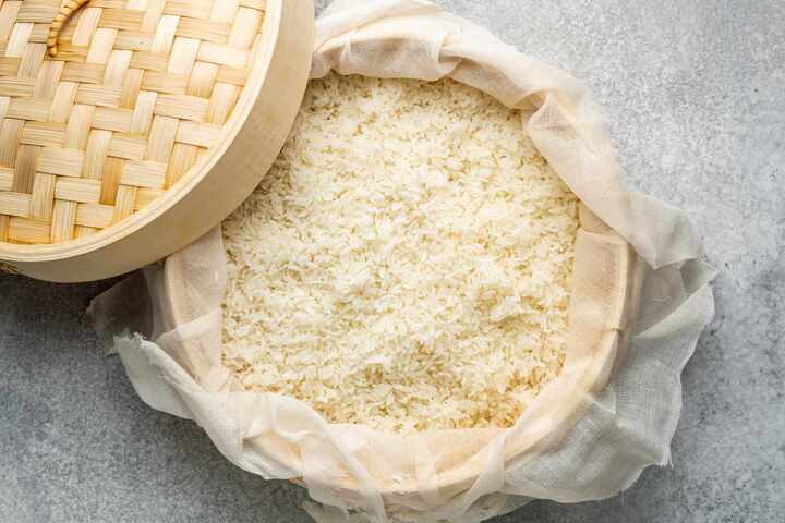 Vì sao phải ngâm nếp trước khi đồ xôi, ngâm bao lâu thì vừa? - Ảnh 1.