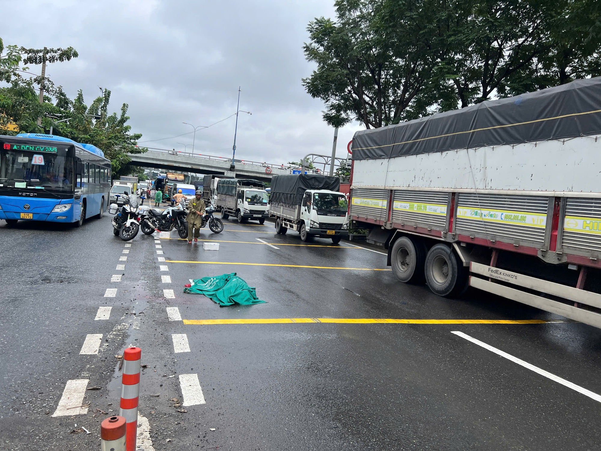 Người đàn ông đứng trên vỉa hè bất ngờ lao vào gầm container, tử vong tại chỗ: Khoảnh khắc ám ảnh - Ảnh 1. Người đàn ông đứng trên vỉa hè bất ngờ lao vào gầm container, tử vong tại chỗ: Khoảnh khắc ám ảnh - Ảnh 1.