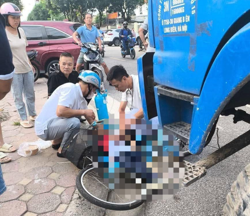 Hà Nội: Nam sinh tử vong gần cổng trường sau va chạm với xe tải - Ảnh 1.