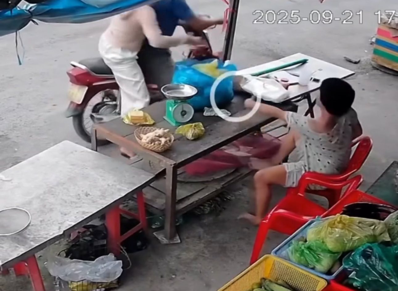 Bắt được nghi phạm trong vụ cướp giật điện thoại của người bị bại liệt ở Tây Ninh- Ảnh 2.