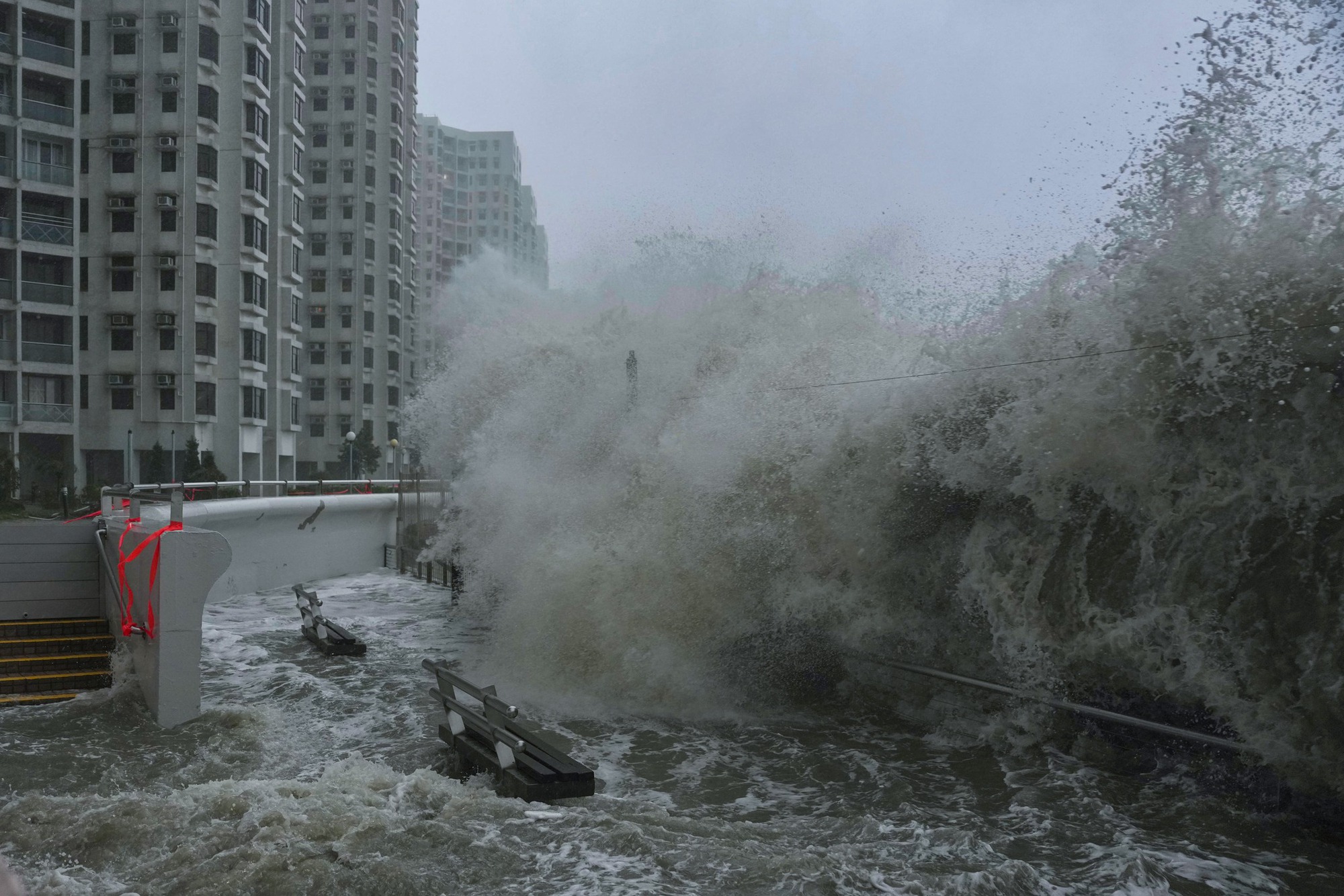 39 giây kinh hoàng: Siêu bão Ragasa &quot;xé toạc&quot; khách sạn hạng sang ở Hong Kong (Trung Quốc), cuốn phăng người đàn ông ngay trong sảnh - Ảnh 6.