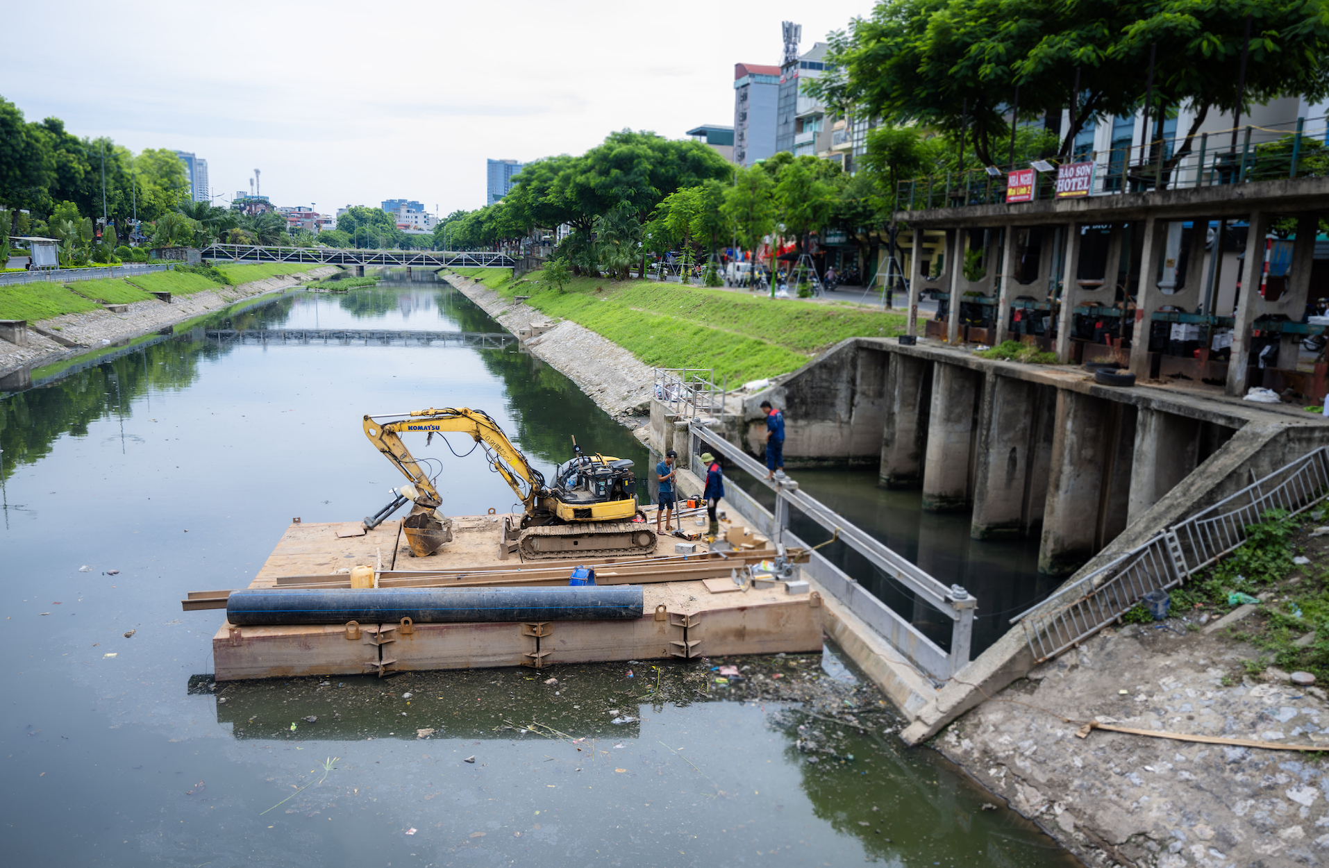 Cận cảnh đập dâng đầu tiên mang nguồn nước bổ cập mới cho sông Tô Lịch &quot;hồi sinh&quot; - Ảnh 6.