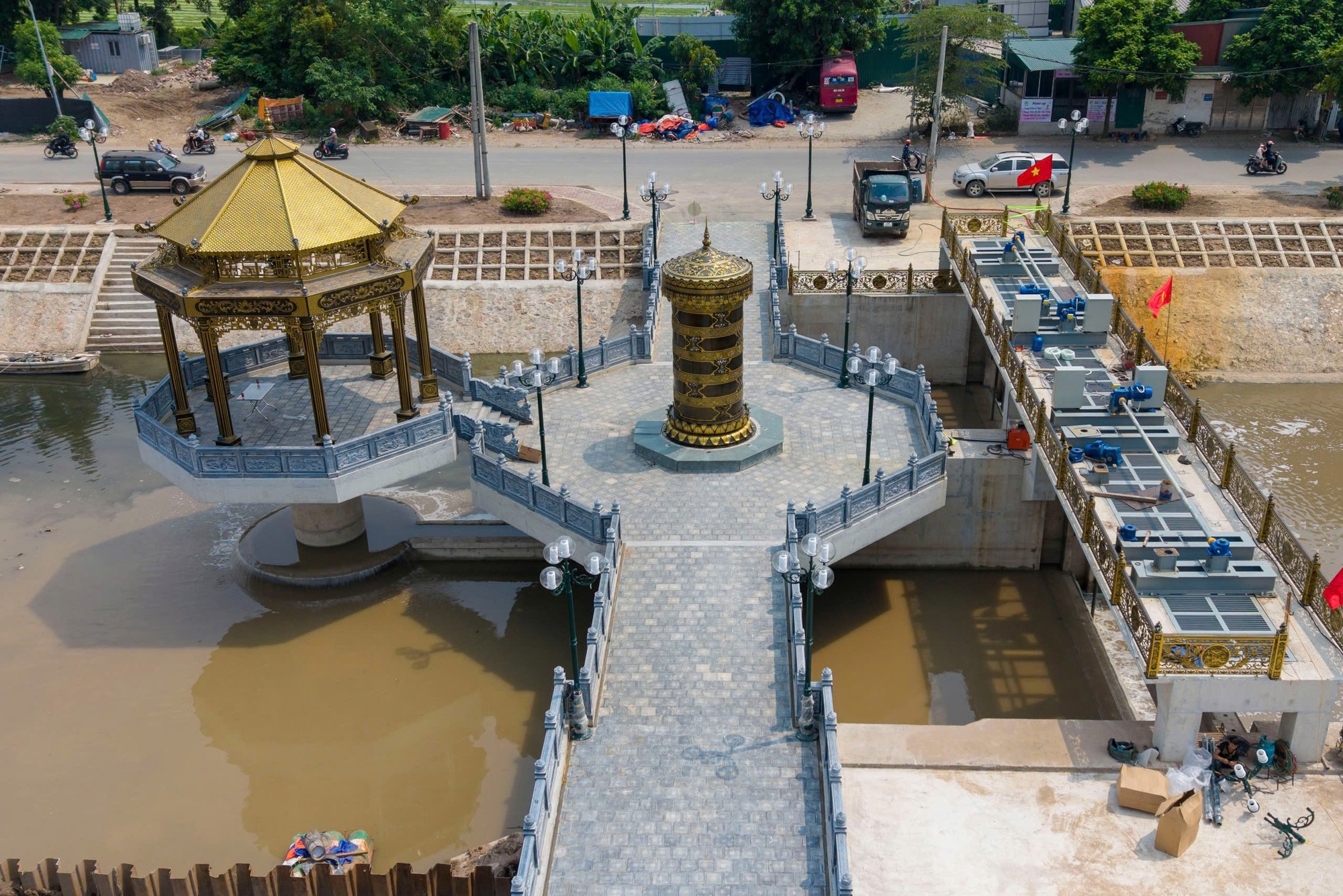 Cận cảnh đập dâng đầu tiên mang nguồn nước bổ cập mới cho sông Tô Lịch &quot;hồi sinh&quot; - Ảnh 3.