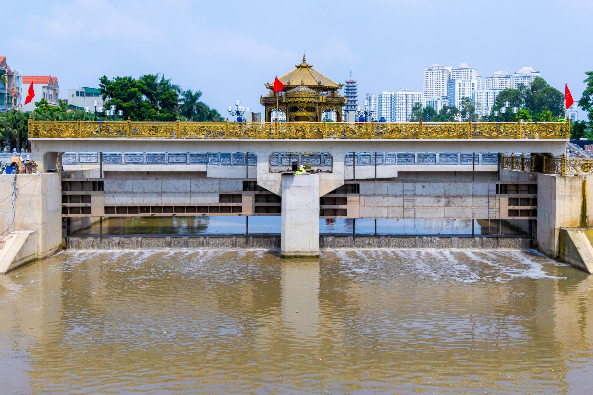 Cận cảnh đập dâng đầu tiên mang nguồn nước bổ cập mới cho sông Tô Lịch &quot;hồi sinh&quot; - Ảnh 2.