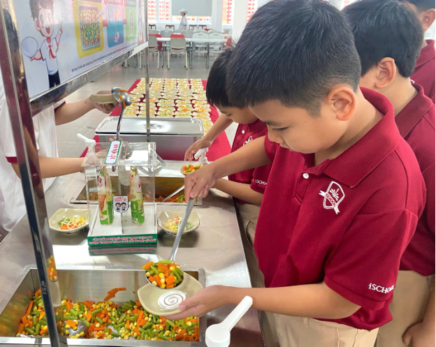 Quầy buffet rau của Dự án Bữa ăn học đường – góc nhỏ nuôi lớn thói quen lành mạnh - Ảnh 1.