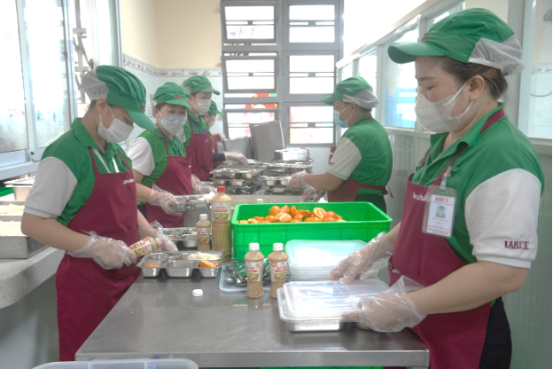 Quầy buffet rau của Dự án Bữa ăn học đường – góc nhỏ nuôi lớn thói quen lành mạnh - Ảnh 4.