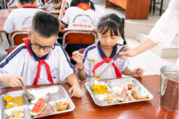 Quầy buffet rau của Dự án Bữa ăn học đường – góc nhỏ nuôi lớn thói quen lành mạnh - Ảnh 3.