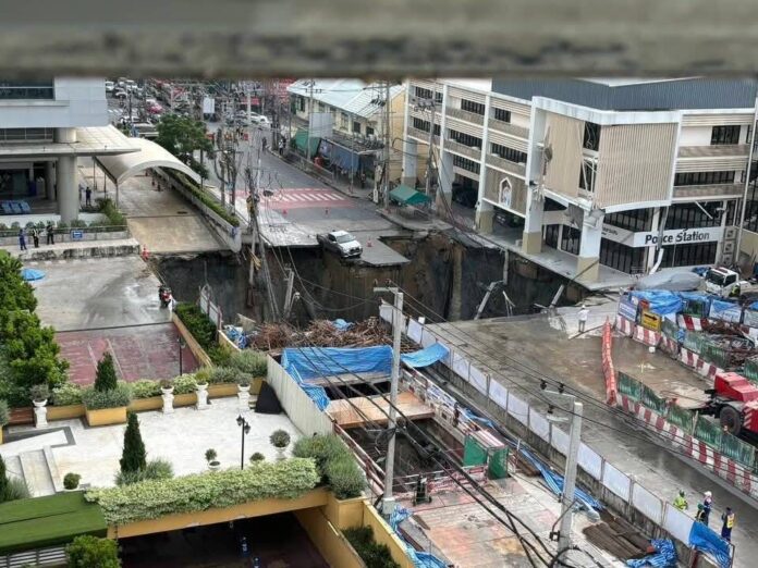 Clip kinh hoàng: Hố tử thần sâu 50m &quot;nuốt trọn&quot; đường trước 1 bệnh viện lớn, Bangkok phong tỏa khẩn khu vực - Ảnh 3.