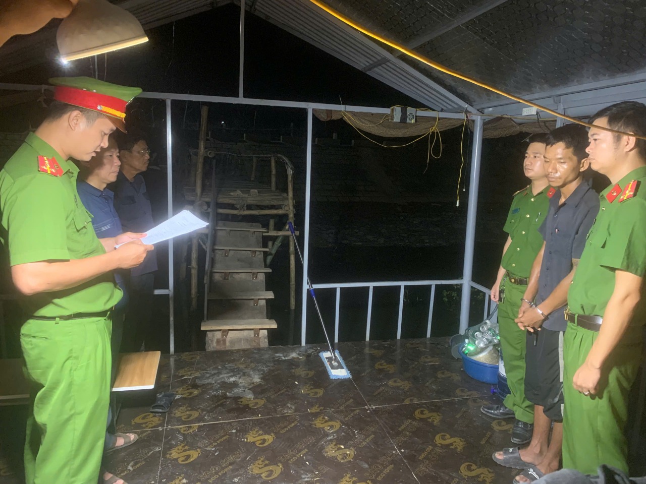 Tổ chức &quot;tiệc ma túy&quot; tại căn nhà nổi trên sông Gianh- Ảnh 1.