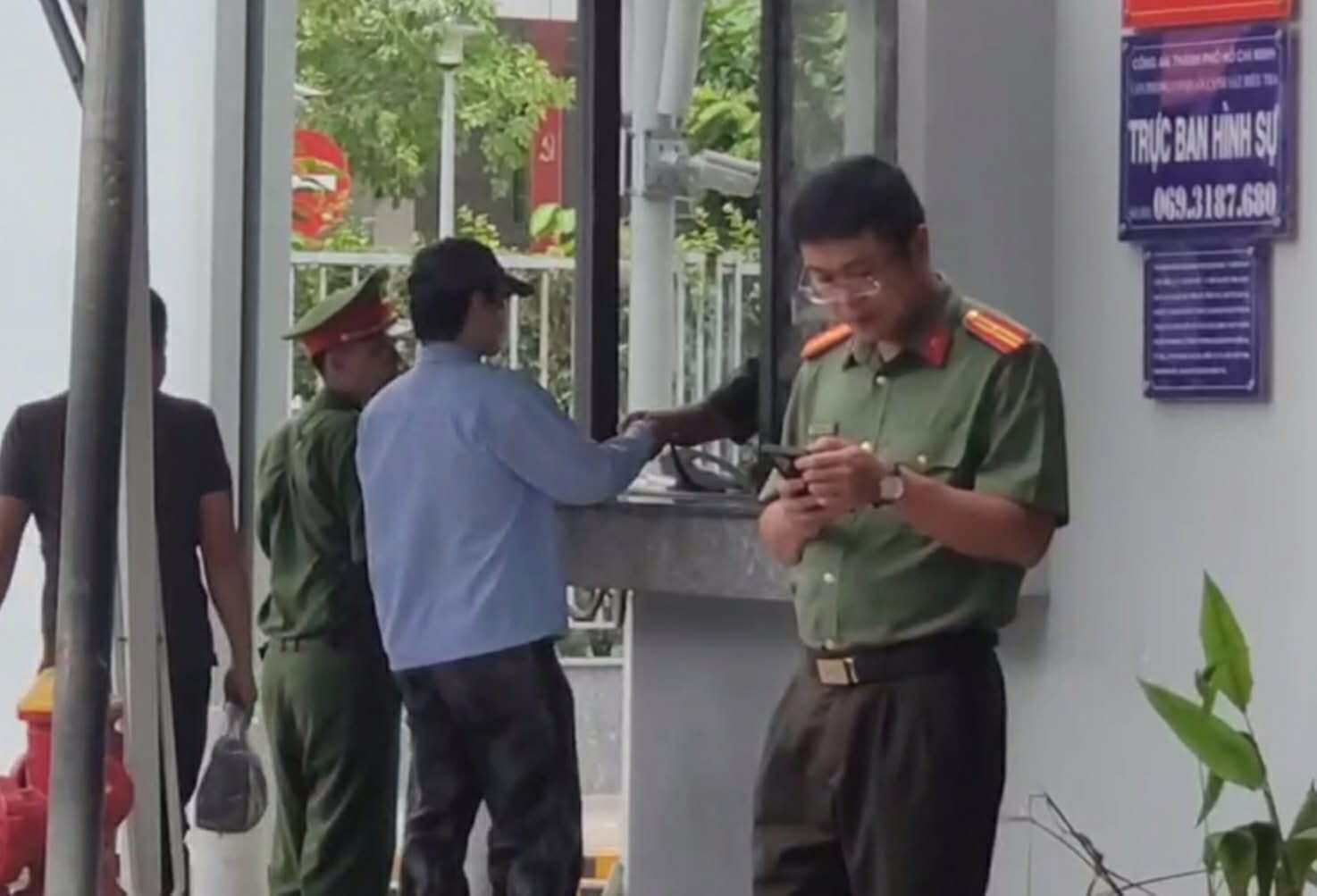 Ca sĩ Khánh Phương đeo khẩu trang và đội nón đến Công an TPHCM làm việc - Ảnh 1.