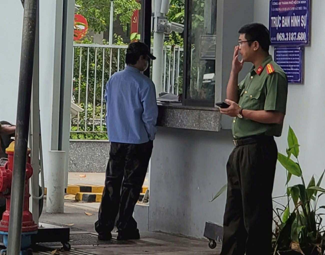 Ca sĩ Khánh Phương đeo khẩu trang và đội nón đến Công an TPHCM làm việc - Ảnh 2.