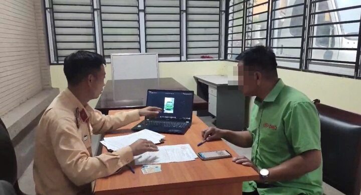 Xử phạt tài xế xe khách đi vào làn khẩn cấp trên đường Vành đai 3 trên cao - Ảnh 2.