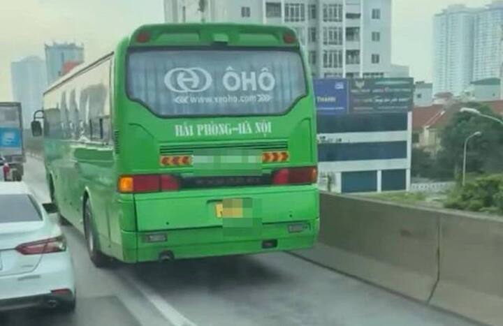 Xử phạt tài xế xe khách đi vào làn khẩn cấp trên đường Vành đai 3 trên cao - Ảnh 1.