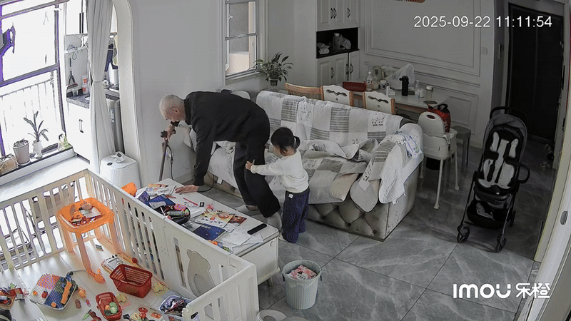 Camera giám sát ghi lại hành động của bé gái 2 tuổi: &quot;Nuôi được con thế này đúng là có phước 3 đời&quot;- Ảnh 1.