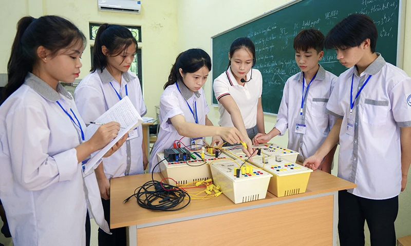 Đề xuất giáo viên giáo dục thường xuyên được nghỉ hè 1-2 tháng - Ảnh 1.