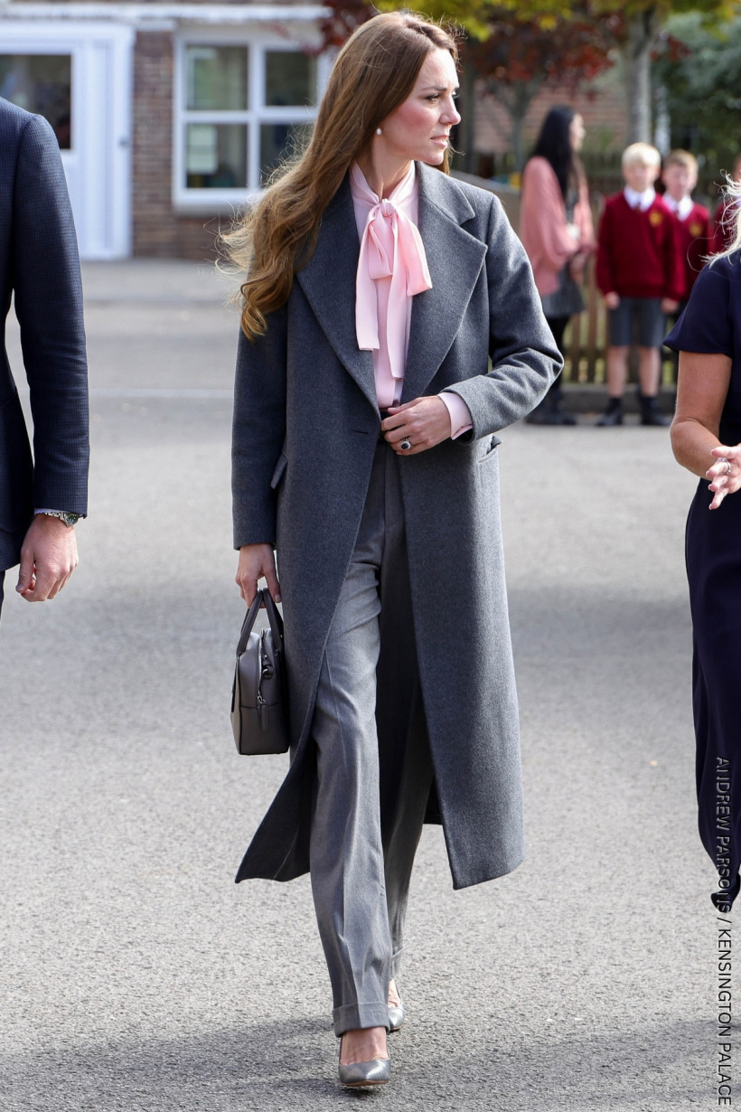 kate-middleton-southport-grey-pink-outfit-820x1230-17587779264431513947300-1758779938915-17587799390441894101773.jpg