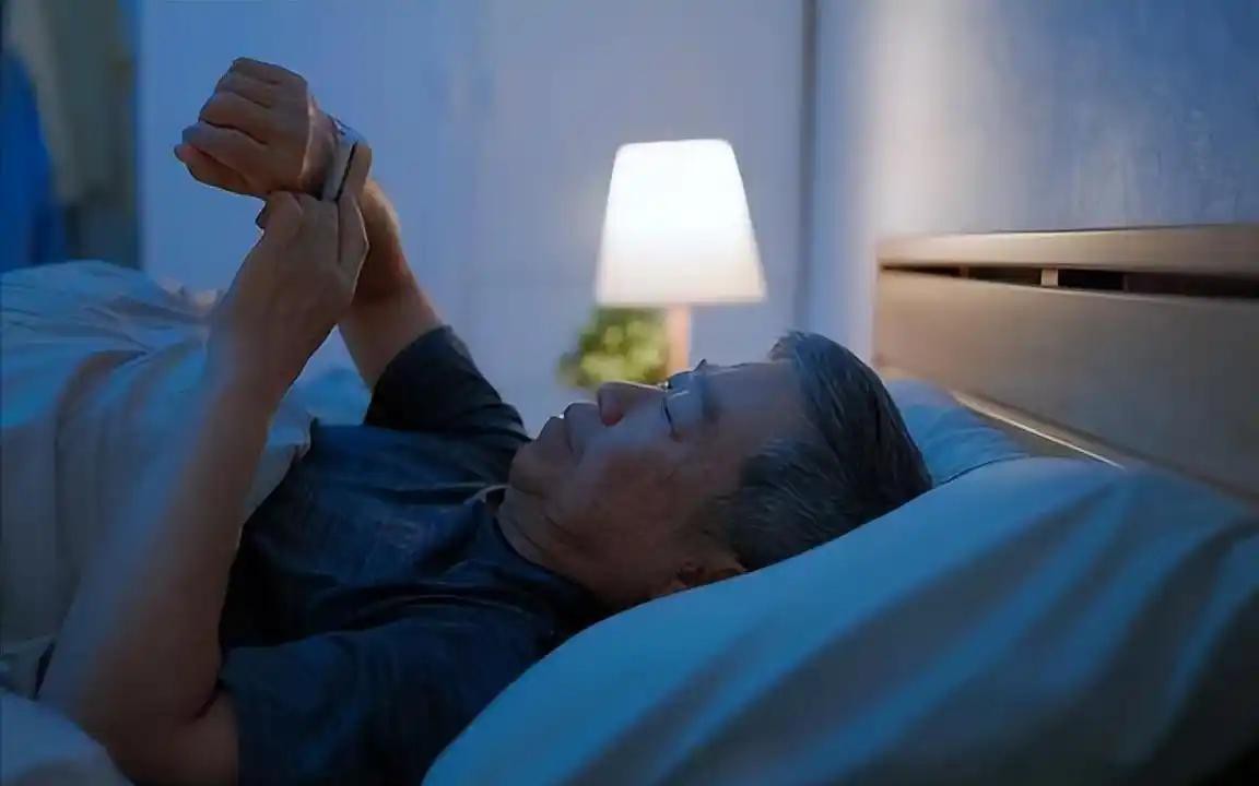 Người cao tuổi đi ngủ quá sớm có nguy cơ gì? Nhiều bác sĩ khuyên người trên 65 tuổi nên cố gắng ngủ vào thời điểm này