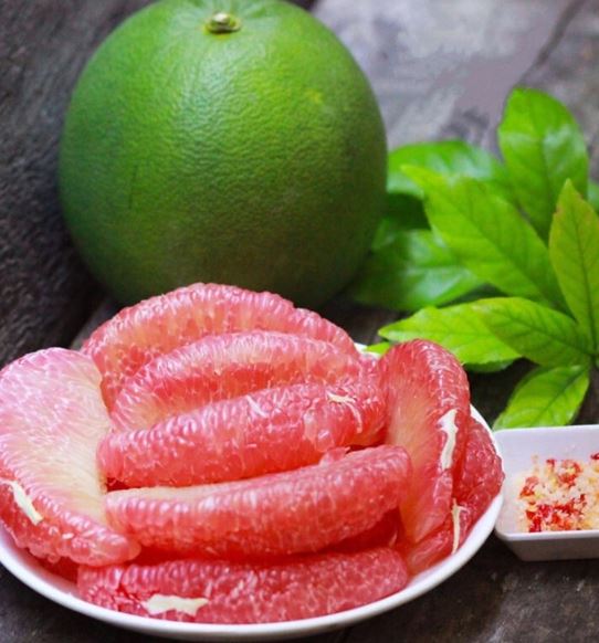 Người phụ nữ 40 tuổi nhập viện cấp cứu v&igrave; ăn bưởi kiểu n&agrave;y - Ảnh 2.