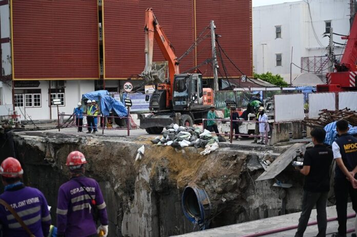 Vụ &quot;hố tử thần&quot; sâu 50m giữa lòng Bangkok: Hơn 50.000 bao cát được dùng để lấp khe hở, hé lộ nguyên nhân ban đầu- Ảnh 3.