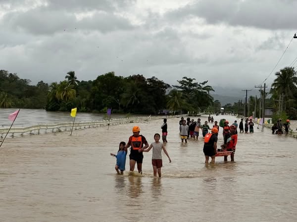 Cảnh tượng đổ nát ở Philippines sau bão Bualoi: Ít nhất 4 người chết, hàng chục nghìn dân phải sơ tán - Ảnh 8.