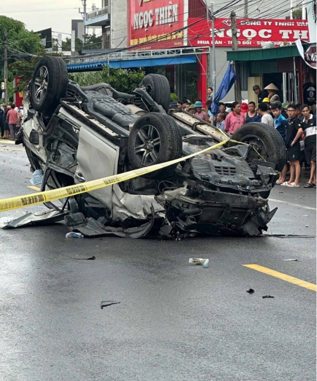 Ô tô lật sau va chạm với xe máy, 1 phụ nữ tử vong tại chỗ: 60 giây bất thường trước khi xảy ra tai nạn - Ảnh 2.