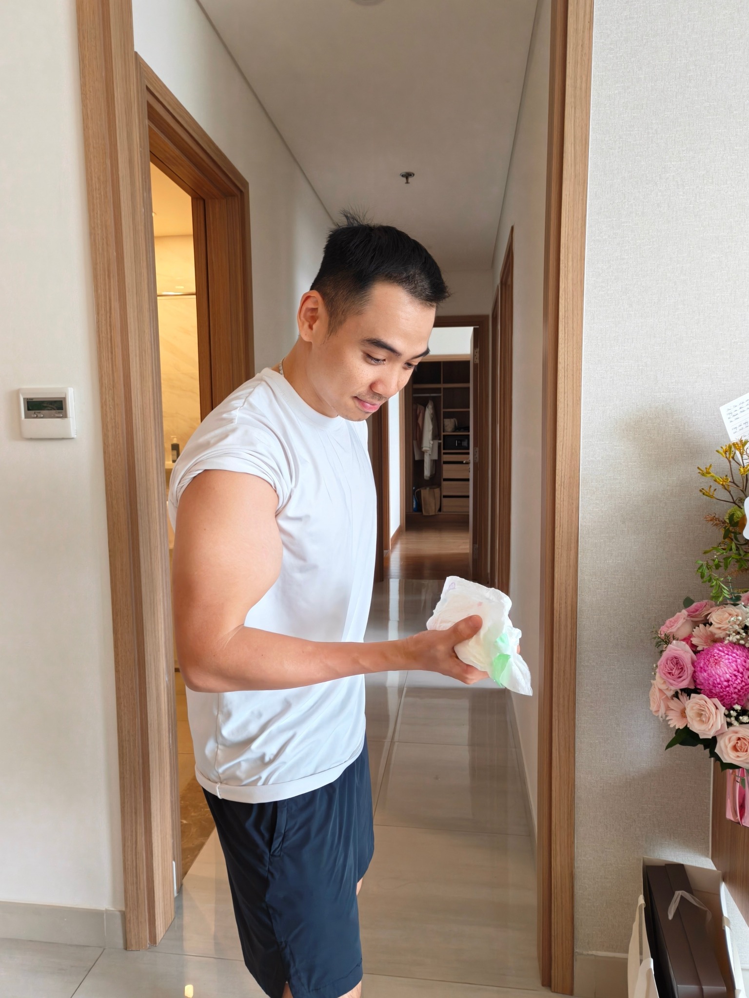 Ông xã Hoa hậu H’Hen Niê đòi tập tạ bằng... tã của con gái rượu: Chào mừng tân binh đến với khoa 