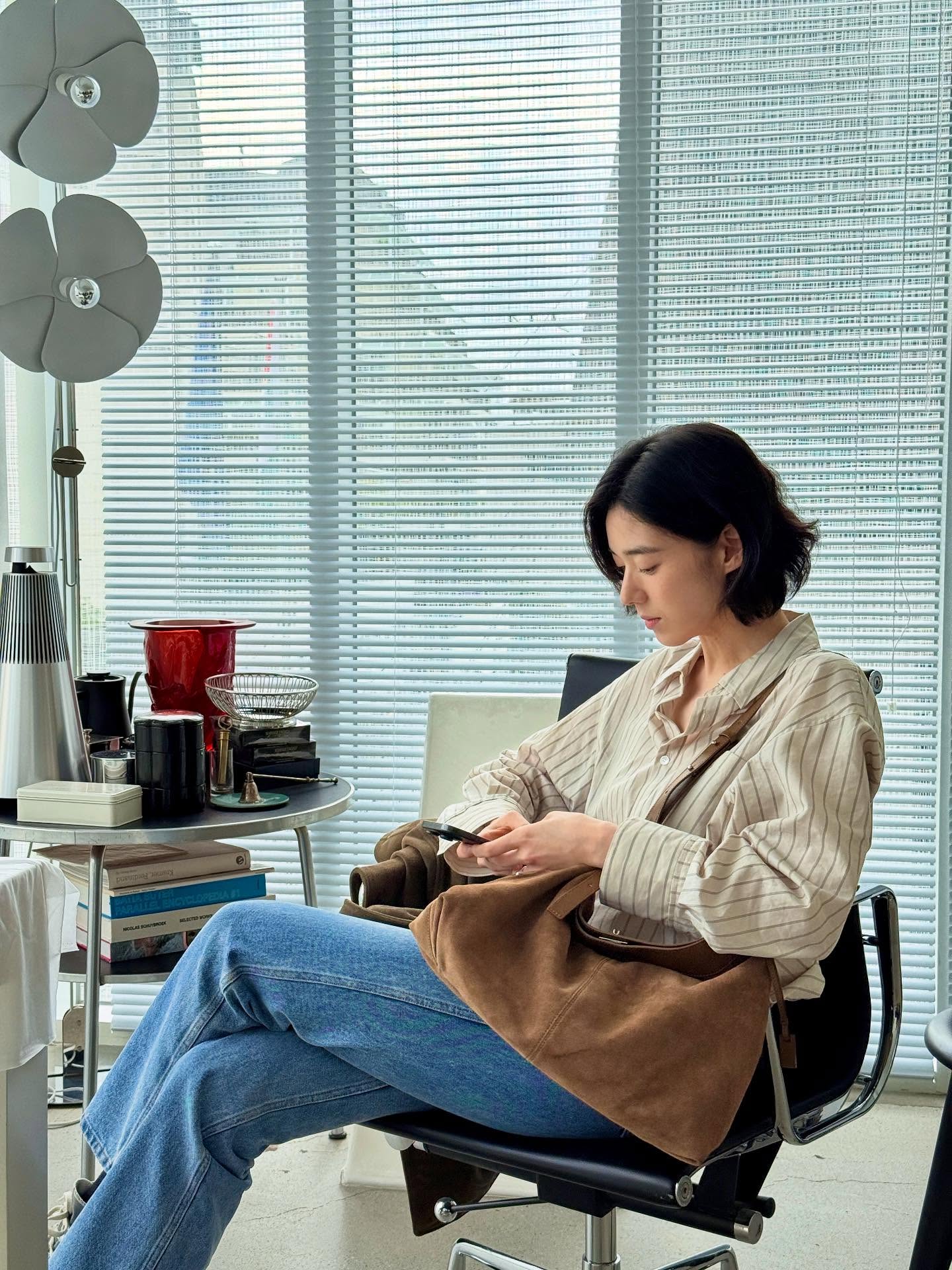 Phụ nữ tóc ngắn 40+ nên mặc 10 kiểu trang phục này để hack tuổi xuất sắc hơn nữa - Ảnh 1.