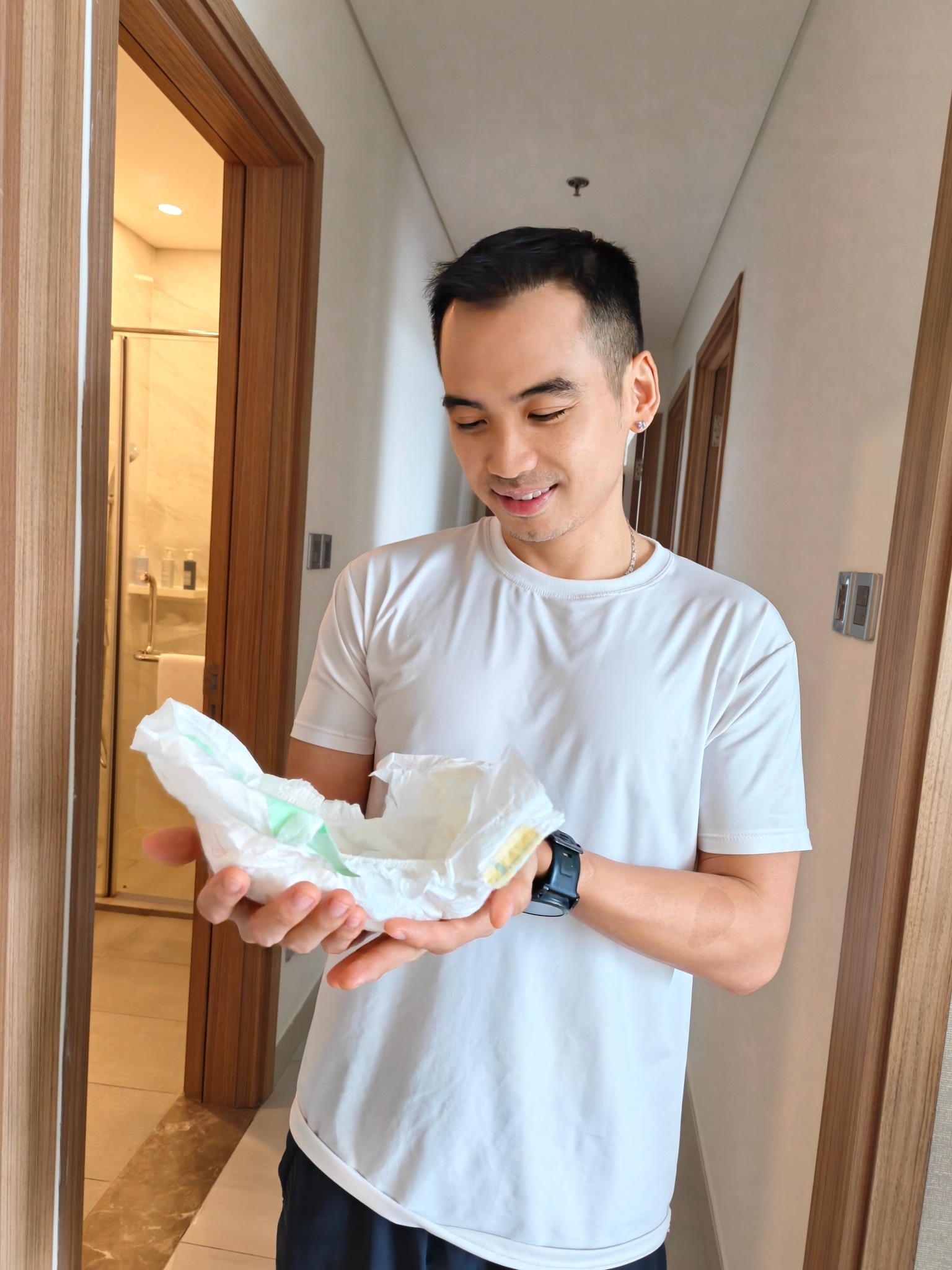 Ông xã Hoa hậu H’Hen Niê đòi tập tạ bằng... tã của con gái rượu: Chào mừng tân binh đến với khoa 