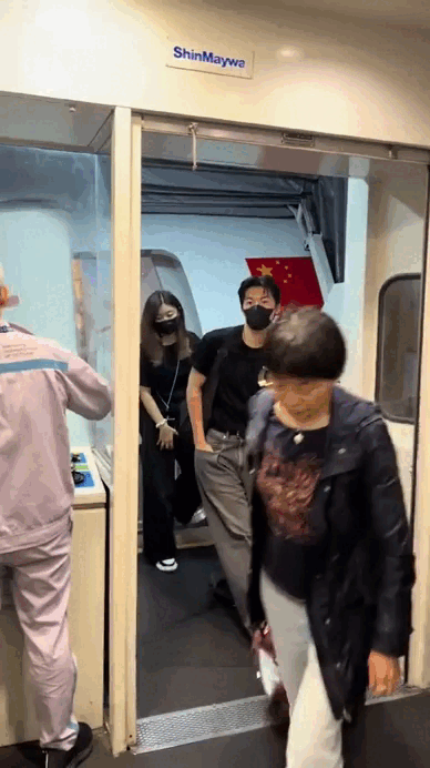 90-1758858833163611009677-1758878093925-17588780944521129194145.gif