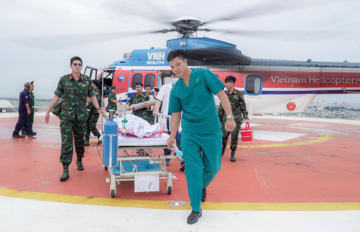 Vượt bão xuyên đêm đưa bệnh nhân đa chấn thương vào đất liền điều trị - Ảnh 1. Vượt bão xuyên đêm đưa bệnh nhân đa chấn thương vào đất liền điều trị - Ảnh 1.