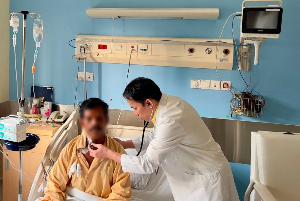 Nhồi máu cơ tim giữa biển, bệnh nhân Ấn Độ được cứu sống trong gang tấc - Ảnh 1.