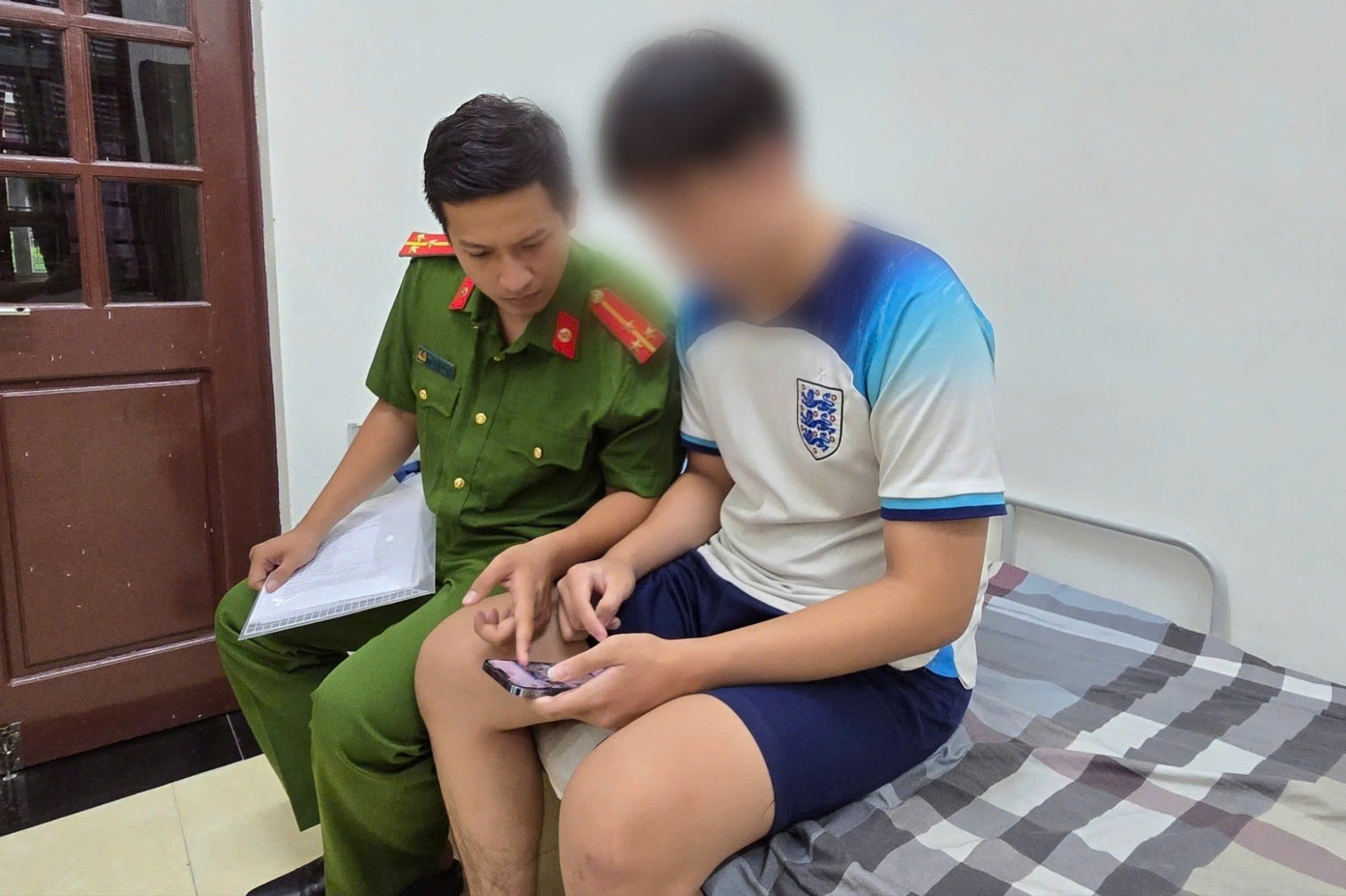 Nam sinh mắc bẫy 'bắt cóc online', tự nhốt mình trong nhà nghỉ suốt 1 ngày - Ảnh 1.