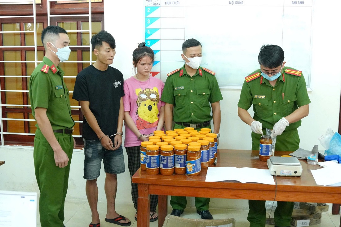 Bí mật &quot;chết người&quot; trong những hộp sữa gửi từ Châu Âu về qua đường hàng không- Ảnh 1.