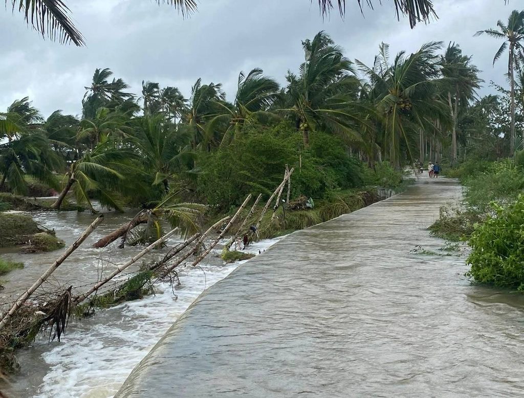 Cảnh tượng đổ nát ở Philippines sau bão Bualoi: Ít nhất 4 người chết, hàng chục nghìn dân phải sơ tán - Ảnh 3.