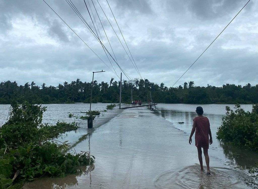 Cảnh tượng đổ nát ở Philippines sau bão Bualoi: Ít nhất 4 người chết, hàng chục nghìn dân phải sơ tán - Ảnh 4.