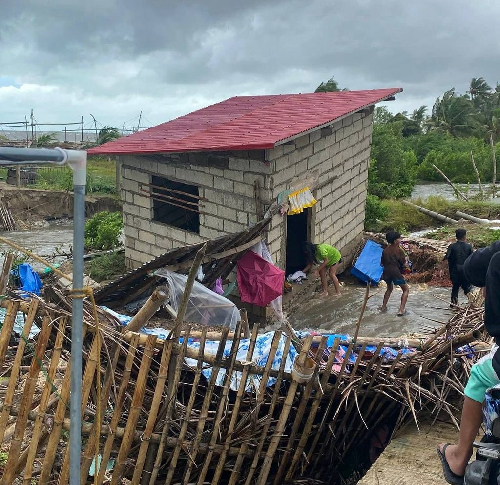 Cảnh tượng đổ nát ở Philippines sau bão Bualoi: Ít nhất 4 người chết, hàng chục nghìn dân phải sơ tán - Ảnh 5.