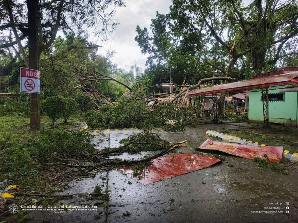 Cảnh tượng đổ nát ở Philippines sau bão Bualoi: Ít nhất 4 người chết, hàng chục nghìn dân phải sơ tán - Ảnh 1.
