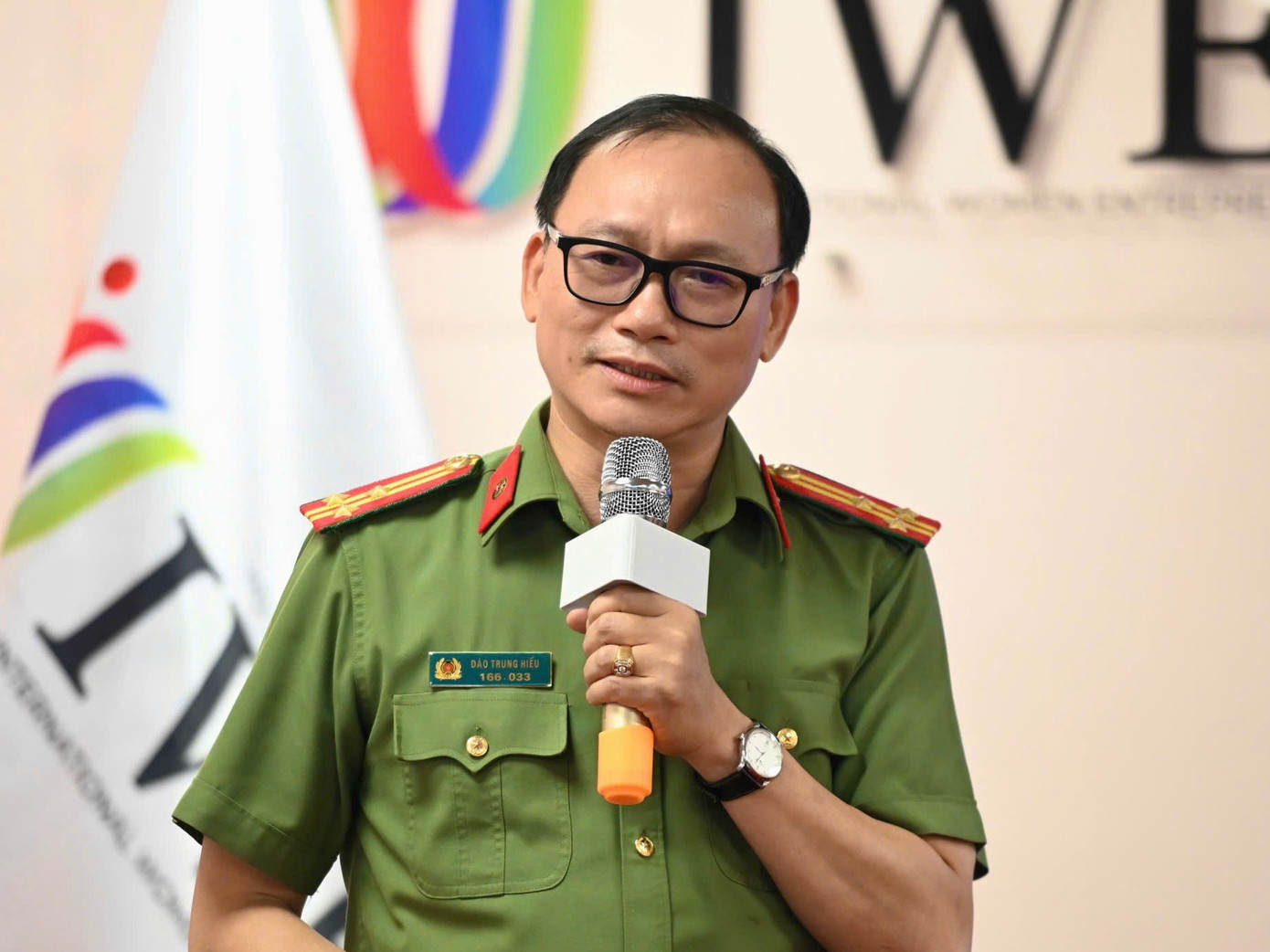 Thượng tá công an nói về Thông tư 19 của Bộ GD&ĐT: Không cẩn trọng dễ thành 'nhân văn trên giấy' - Ảnh 1.