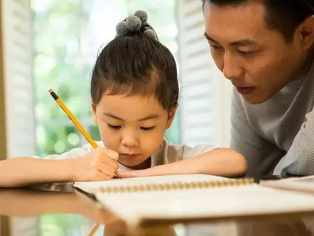 Giáo viên 25 năm dạy học nói thẳng: Đa phần con cái thành công bắt nguồn từ một câu nói “lạnh lùng” của cha mẹ - Ảnh 2.