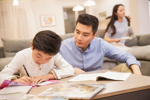 Giáo viên 25 năm dạy học nói thẳng: Đa phần con cái thành công bắt nguồn từ một câu nói “lạnh lùng” của cha mẹ - Ảnh 1.