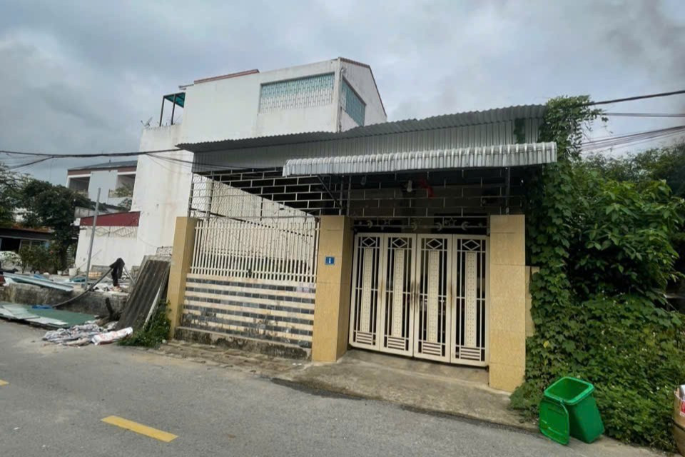 Giải cứu người đàn ông khóa trái cửa phòng ngủ với 3 bình gas đã mở van - Ảnh 1.