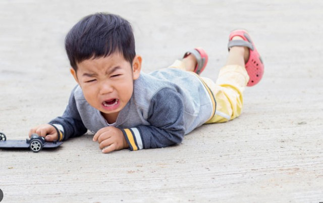 Cô gái trẻ gây bức xúc khi tỏ thái độ 