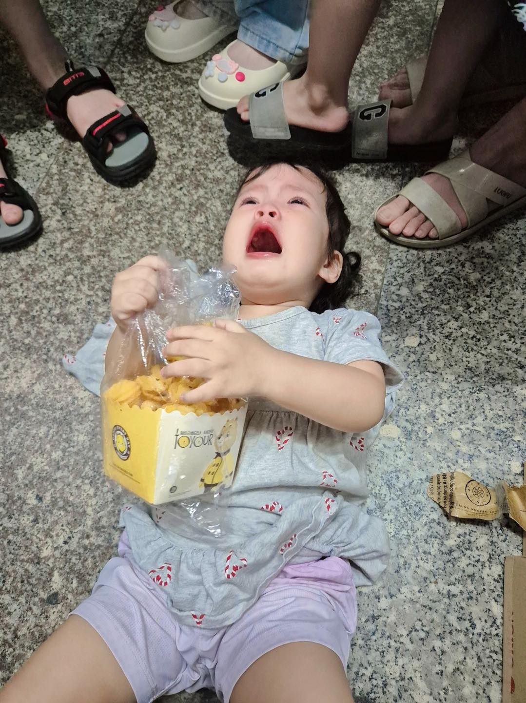 Cô gái trẻ gây bức xúc khi tỏ thái độ 