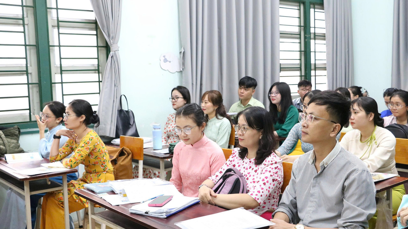 Vượt hàng trăm km vào TPHCM dự kỳ thi tuyển giáo viên quy mô lớn chưa từng có - Ảnh 6.