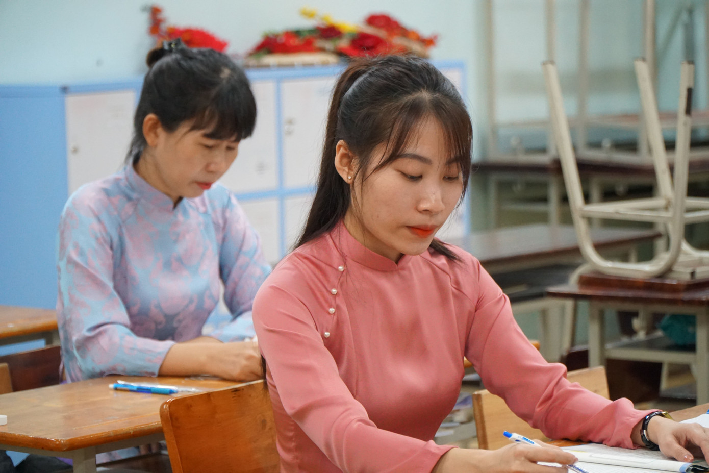 Vượt hàng trăm km vào TPHCM dự kỳ thi tuyển giáo viên quy mô lớn chưa từng có - Ảnh 7.