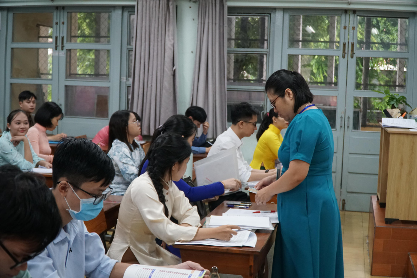 Vượt hàng trăm km vào TPHCM dự kỳ thi tuyển giáo viên quy mô lớn chưa từng có - Ảnh 2.