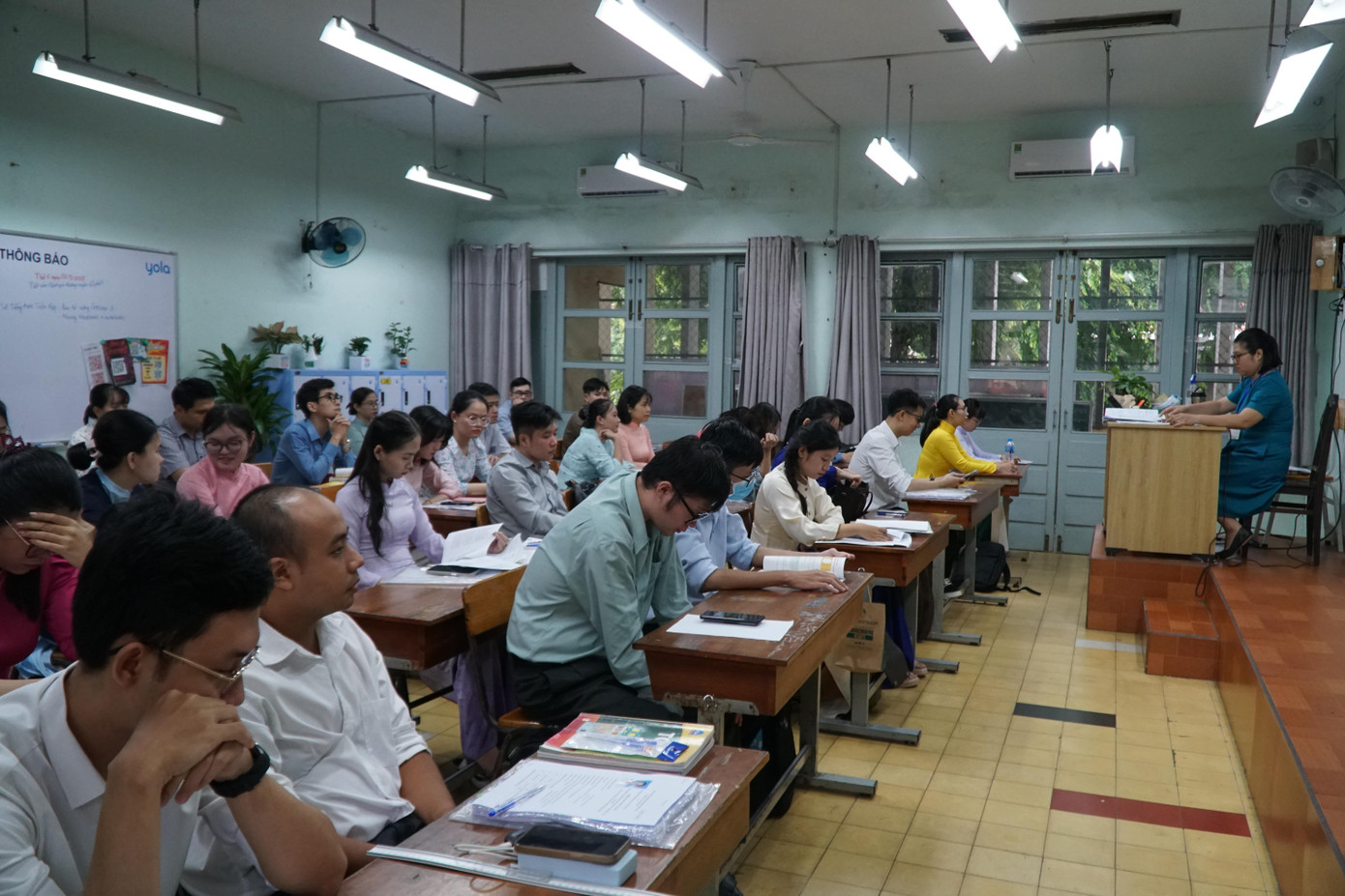 Vượt hàng trăm km vào TPHCM dự kỳ thi tuyển giáo viên quy mô lớn chưa từng có - Ảnh 1.