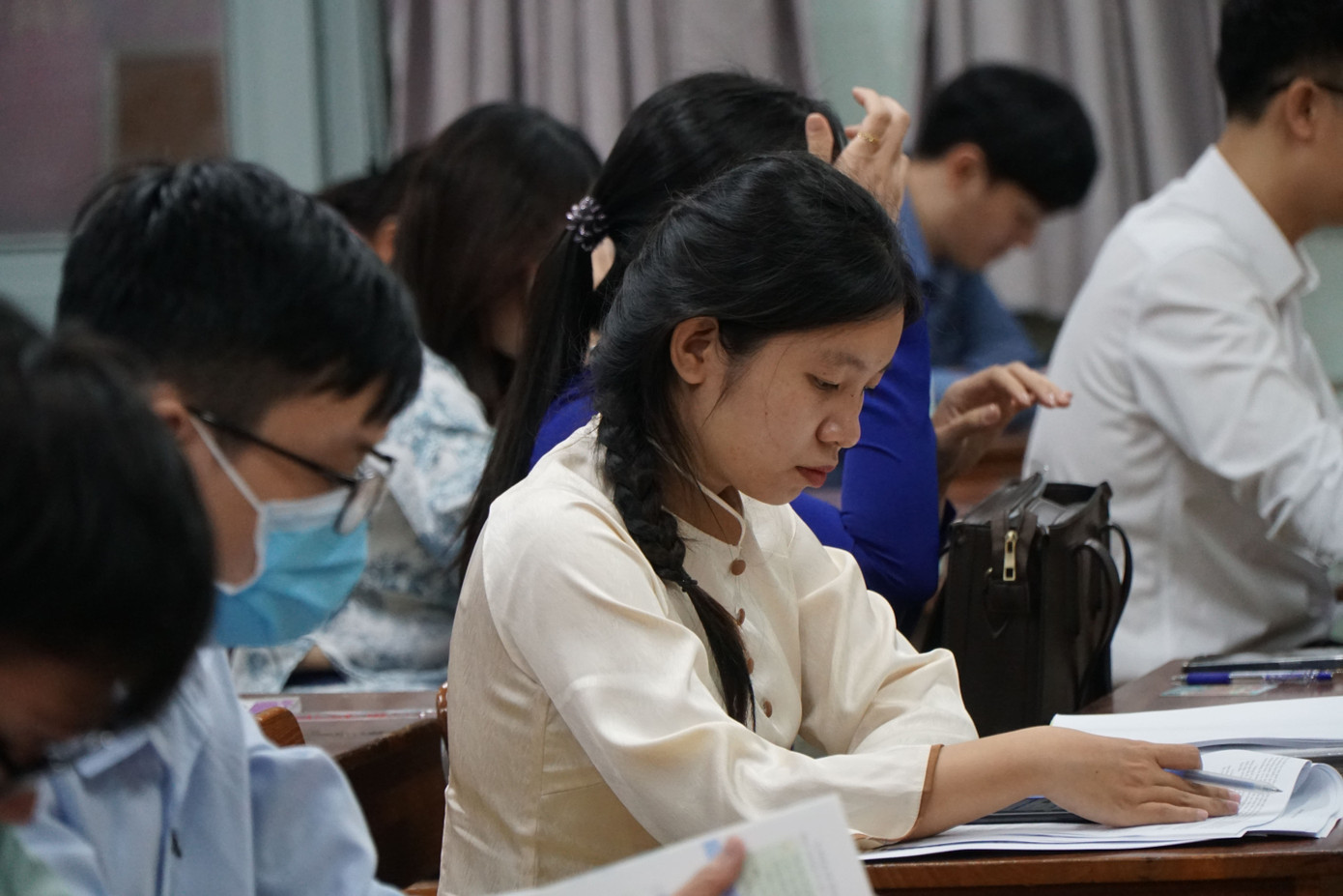 Vượt hàng trăm km vào TPHCM dự kỳ thi tuyển giáo viên quy mô lớn chưa từng có - Ảnh 8.