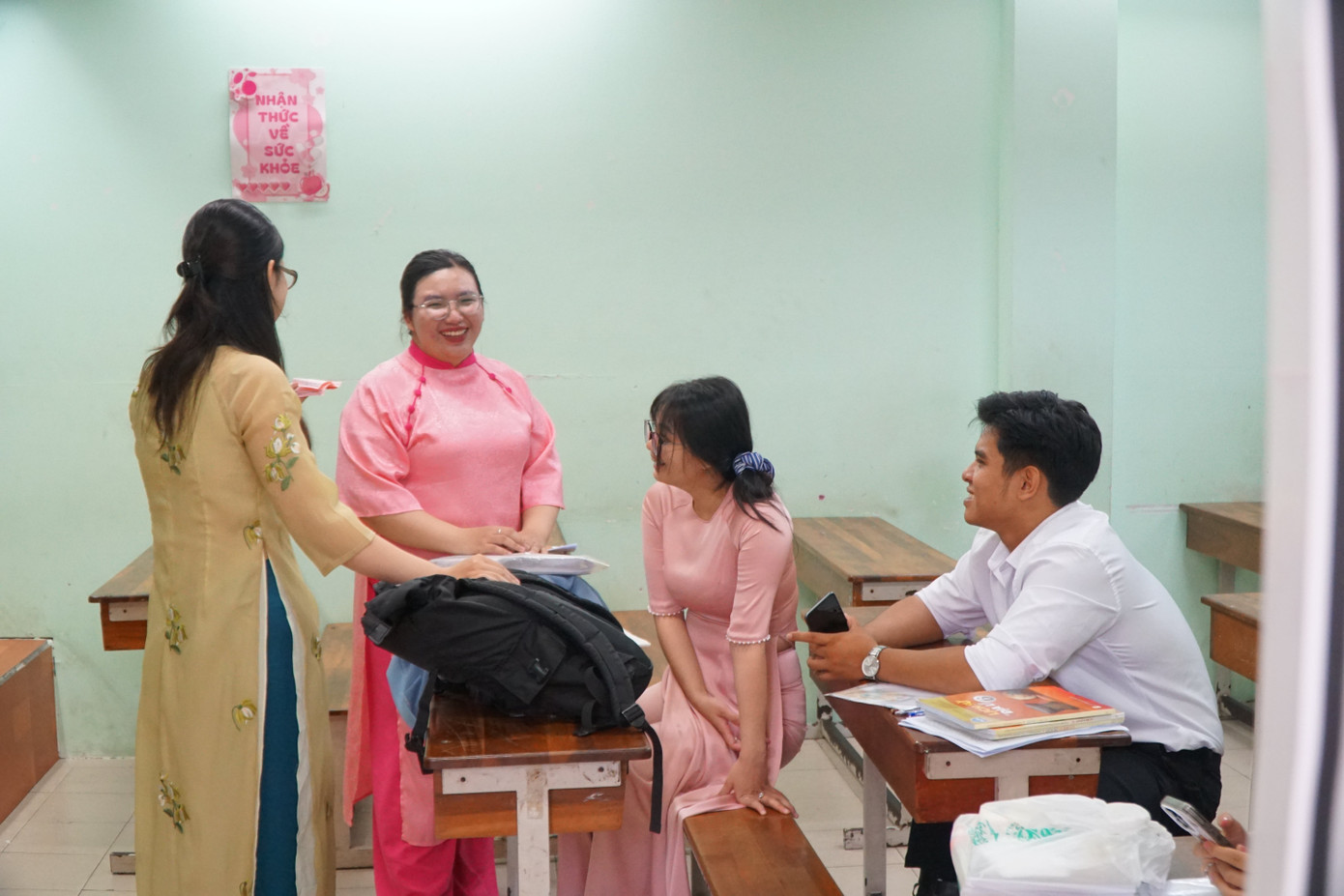 Vượt hàng trăm km vào TPHCM dự kỳ thi tuyển giáo viên quy mô lớn chưa từng có - Ảnh 9.