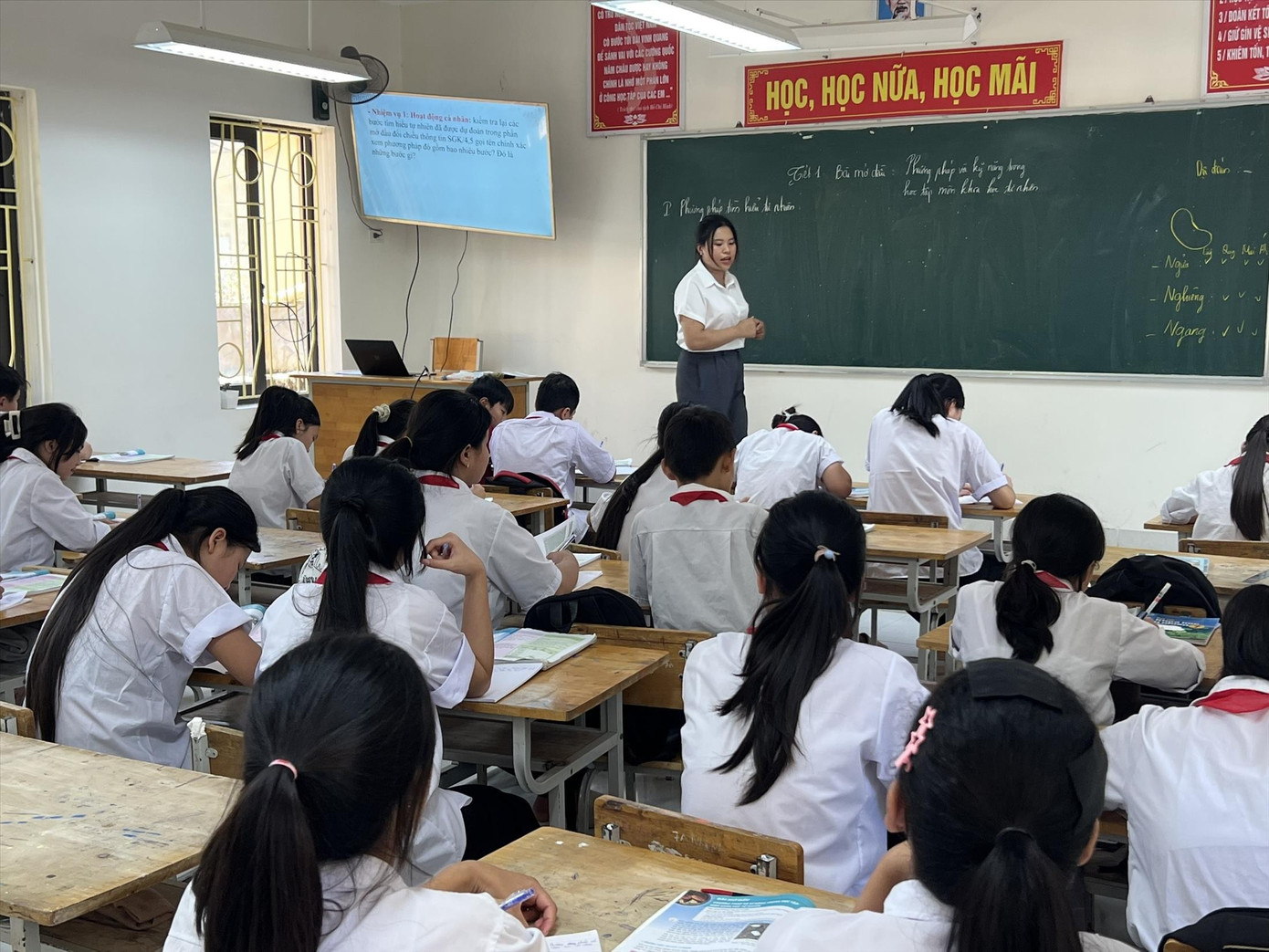 Miễn học phí, phụ huynh vẫn 'còng lưng' vì nhiều khoản thu - Ảnh 1.